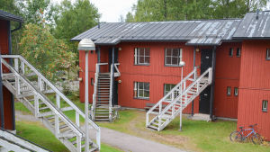 Husen är byggda 1989 och har inte renoverats. faluröda tvåvåningshus, färgen flagar på taket