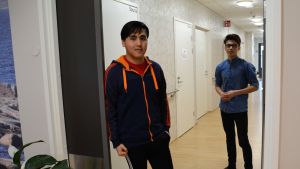 I korridorens finns bland annat en bastu, som har blivit populär efter sportträningarna. Ezzat Najafi och Masaud Alizada i korridor intill en vit dörr som det står Bastu på.
