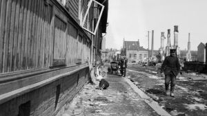 Tammerfors våren 1918. Barn leker på gata strax efter slaget om Tammerfors 1918.