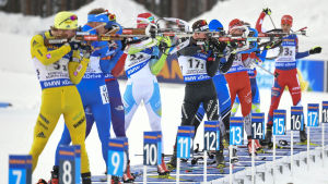 Skidskyttar vid vallen.