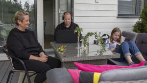 Johanna Virta flyttade tidigt hemifrån när mammans företag gick omkull. Hon hoppas nu själv hitta ett jobb för att den egna familjen ska få vara i balans Äiti Johanna Virta, isä Dick Johansson ja teinitytär Lydia Johansson yhdessä omalla terassillaan.