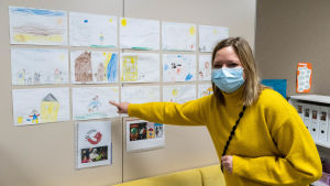 Bilder som "Maggan året runt" har inspirerat till. Alexandra Behm visar barnens teckningar.