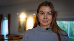 Läkarstuderanden Ines Kumpulainen koordinerar Thorax' abikurser. Hon har lagt märke till ökad stress bland abir som snart ska skriva studentexamen. Läkarstuderande i blå jumper