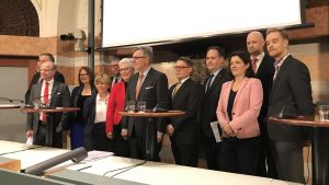 Då Försvarsberedningen presenterade sin delrapport 2017 var alla medlemmar med, men slutrapporten presenterades endast av ordföranden Björn von Sydow (S). Gruppfoto på representanter för Sveriges Försvarsberedning.