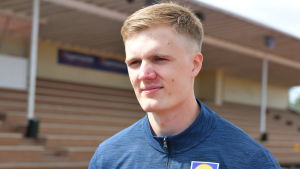 Oliver Helander försöker få axeln i skick Oliver Helander tränar i Karis.