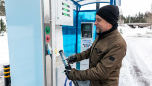 Med en full tank kan Ottosson köra cirka 370 kilometer. Robert Ottosson tankar sin röda gasbil.