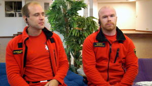 Akutvårdarna Roger Mård och Martin Byggmästar berättar om hur deras arbetsdag brukar se ut på skolavslutningen i Jakobstad. Akutvårdarna Robert Mård och Martin Byggmästar sitter vid ett bord.