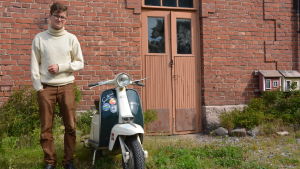 Jan Sandberg utanför Hangö Scooter Klubbs garage i Hangö. Jan Sandberg med sin Lambretta SX 150 utanför klubblokalen i Hangö.
