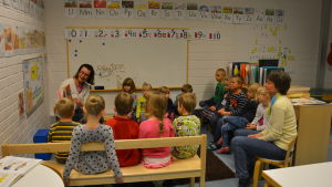 Förskolan ska vara en inkörsport till skolvärlden. S:t Karins svenska förskola med Maria Engblom som läser högt