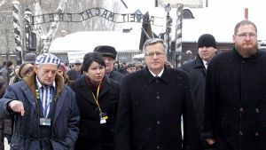 Överlevare Polens president Bronisław Komorowski guidas i Auschwitz av den tidigare lägerfången Igor Malicki.