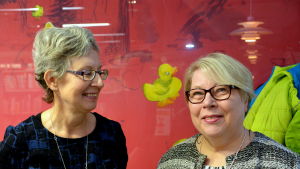 Bodil Lund är initiativtagare till bokpriset Runeberg Junior. Här på fotot syns hon tillsammans med KSF:s Helén Kurri. två kvinnor framför en tavla