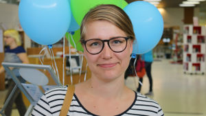 Nainen Kuopion kaupunginkirjastossa.