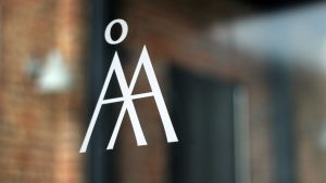 Vid ÅA är man övertygad att man klarar av att ta emot fler studerande. Åbo Akademis logo på en glasdörr
