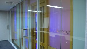 Bakom modulens glasvägg syns den gamla konferensrumsväggen. Antibakteriell belysning i ett av kommunens arbetsrum i Sibbo