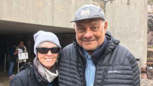 Turisterna Kate och Sarri Junaid från Kanada är nöjda trots avgiften. Paret Junaid framför ingången till Tempelplatsens kyrka.