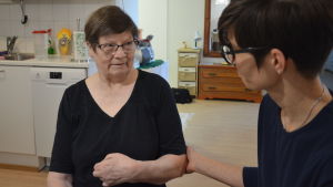 En framgångsrik rehabilitering bygger mycket på förtroende mellan klienten och vårdaren. Pirkko Paananen och Anna Cederberg har fått en fin relation. En framgångsrik rehabilitering bygger mycket på förtroende mellan klienten och vårdaren. Pirkko Paananen och Anna Cederberg har fått en fin relation.