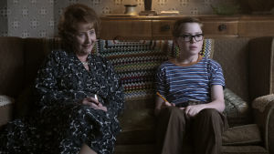 Mormor (Gemma Jones) och Reggie (Kit Connor). Ivy (Gemma Jones) sitter tillsammans med barnbarnet Reggie / Elton John (Kit Connor) i soffan.