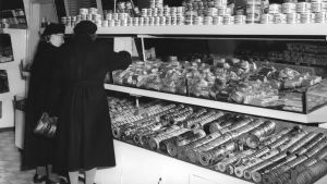 Kvinnor i livsmedelsaffär, 1951