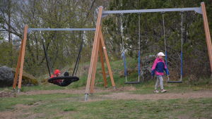 Barnen leker på skolgården. Många bor inte längre än en kilometer från skolan och kan själva ta sig hit. Koskeby skola ligger tre kilometer bort. Barn leker på skolgård.