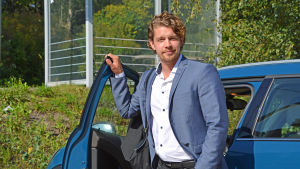 Heikki Vestman berättar att han förvånansvärt många gånger fått frågan om hur han färdas till riksdagen. Bilen är det bästa alternativet för honom. Den är ett nödvändigt fortskaffningsmedel för mig och många andra, säger han. Man som står bredvid sin bil.