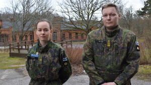 Beväringskommitténs ordförande Ines Theman tillsammans med chefsläkare Anssi Tuohino vid Dragsvik hälsostation. Beväringskommitténs ordförande Ines Theman och chefsläkare Anssi Tuohino.