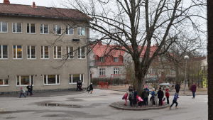 Seminarieskolans gympasalsgolv ska inte längre vara kallt. Barn som leker på skolgård.