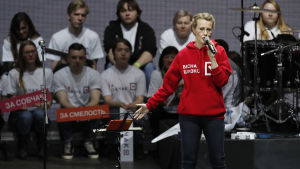 Ksenia Sobtjak engagerar främst unga väljare. Ksenia Sobtjack uppträder vid en valtillställning.
