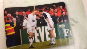 Så småningom lärde man sig i Mönchengladbach att jubla över Forssells mål. Här är det luxemburgaren Jeff Strasser som firar med honom. Mikael Forssell och Jeff Strasser firar ett mål
