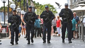 Tungt beväpnad polis patrullerar i Sydney, Australien. Tungt beväpnad polis patrullerar i Sydney, Australien.