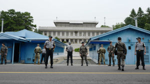 Amerikanska, sydkoreanska och nordkoreanska soldater bevakar varandra i stilleståndsbyn Panmunjom vid gränsen mellan Nord- och Sydkorea Amerikanska, sydkoreanska och nordkoreanska soldater bevakar varandra i stillestånds byn Panmunjom vid gränsen mellan Nord- och Sydkorea