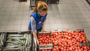 Långa öppettider gör det svårare att ta andra färdmedel än bilen till jobbet (arkivbild). Janita Rahikainen täyttämässä vihanneshyllyjä S-Marketissa.