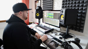 Rönn kom in på musikproduktion under sina studier och gör nu egna beats i sin hemmastudio. Joel Rönn i sin hemmastudio.