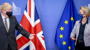 Storbritanniens premiärminister Boris Johnson och EU-kommissionens ordförande Ursula von der Leyen träffades i Bryssel den 9 december. Storbritanniens premiärminister Boris Johnson och EU-kommissionens ordförande Ursula von der Leyen tittar mot varandra. Johnson står framför Storbritanniens flagga, von der Leyen framför EU:s flagga. Johnson visar tummen upp. Bilden tagen 9.12.2020.