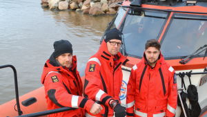 Befälhavaren Sebastian Nilsson-Ollandt och däcksmännen Sakari Kinnunen och Alex Lyttinen. Besättning ombord på sjöräddningsfarkost.