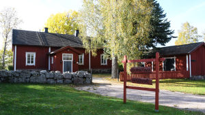 En del av verksamheten kan flytta in i Sockenstugan som ligger nära prästgården. Ett rött trähus bakom en stenmur. Framför huset finns en röd skylt där det står Sockenstugan.