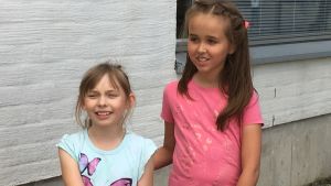 Isabelle Gustafsson och Alexandra Mitts går i samma klass, men har helt olika utgångsläge när det gäller att lära sig finska. Isabelle Gustafsson och Alexandra Mitts