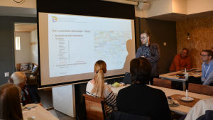 Det var fullt hus när Jari Nieminen från NTM-centralen i Egentliga Finland berättade om framtidsplanerna. Skärgårdsborna hade många åsikter om trafiken i Sibbo och Borgå skärgård. Man håller föredrag om skärgårdstrafik, på skärmen en karta