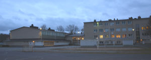 Sarlinska skolan och dess gymnastiksal, till vänster på bilden, måste rivas. Sarlinska skolan med sin gymanstiksal.