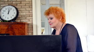 Rita Bergman spelar på flygeln i Villa Wappu för första gången. Operasångare Rita Bergman.