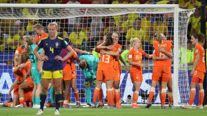 Svenska spelaren Hanna Glas deppar medan holländska spelare jublar i bakgrunden.