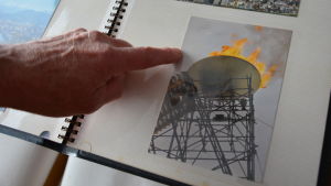 Den olympiska elden såg mäktig ut - framifrån. Det var inte meningen att man skulle titta på baksidan. Ett finger visar i ett fotoalbum på en bild av den olympiska elden vid de olympiska vinterspelen i Grenoble 1968.