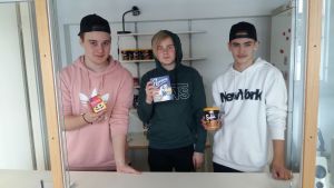 Abbe Nylund, Linus Viitala och Simon Kyrklund säljer mellanmål i Sarlinska skolans kiosk. Abbe Nylund, Linus Viitala och Simon Kyrklund säljer mellanmål i Sarlinska skolans kiosk.