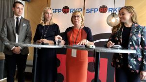 Anna-Maja Henriksson med tre viceordförande på presskonferens i Vanda.