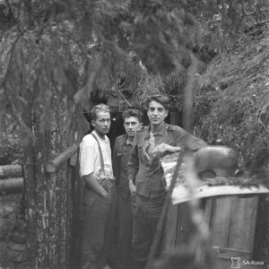 Etulinjan miehiä korsunsa ovella aselevon aamuna 4.9.1944