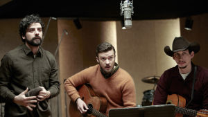 Oscar Isaac (vas.), Justin Timberlake ja Adam Driver äänitysstudiossa. Kuva Coenin veljesten elokuvasta Inside Llewyn Davis.