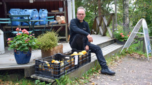 "Vi sålde närmat innan någon ens hade hört talas om begreppet", säger Henrik Fröberg har drivit gårdsbutik i Kyrkslätt sedan 1993. Henrik Fröberg driver gårdsboden vid Fräsars gård i Kyrkslätt.