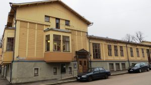 Böckerna blir tillsvidare kvar i Societetshuset också då biblioteket flyttar. Lovisa socis, numera stadsbiblioteket