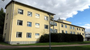 Den gamla avdelningen Poppel vid äldreboendet i Johannisberg fungerar som asylboende. gult hus