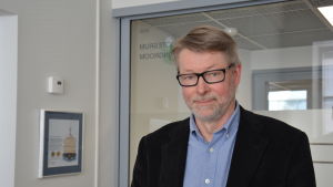 Per-Olof Karlsson. Per-Olof Karlsson i halvbild med skägg, glasögon och mörk kavaj.