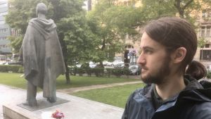 Korruptionsforskaren Matej Hruška har själv deltagit i demonstrationerna mot korruption som har ordnats runt om i Slovakien. Här tittar han ut över SNP-torget i Bratislava, där den första demonstrationen började. Korruptionsforskaren Matej Hruška har själv deltagit i demonstrationerna mot korruption som har ordnats runt om i Slovakien - här tittar han ut över SNP-torget i Bratislava, där den första demonstrationen började.